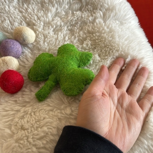 Handmade felt cat toys for any day 
5 small felt balls and a clover - Picture 3 of 3